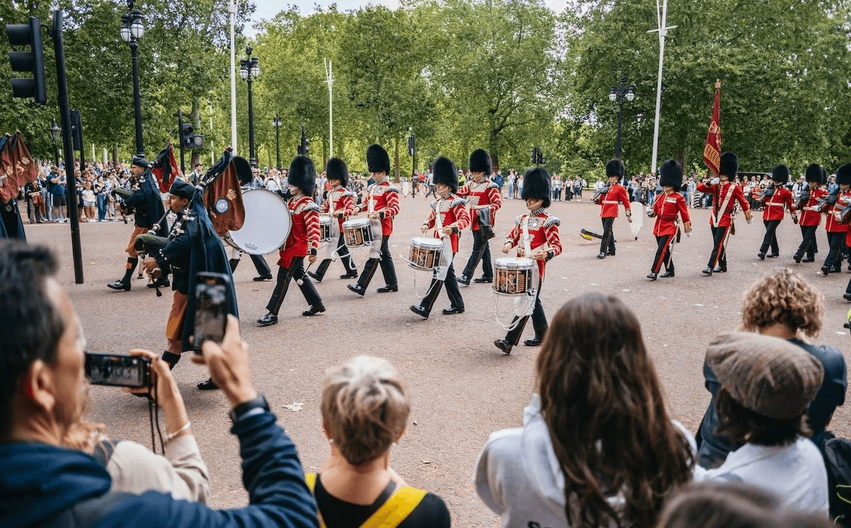Buckingham Palace Changing of the Guard guide from TallyHo.com 