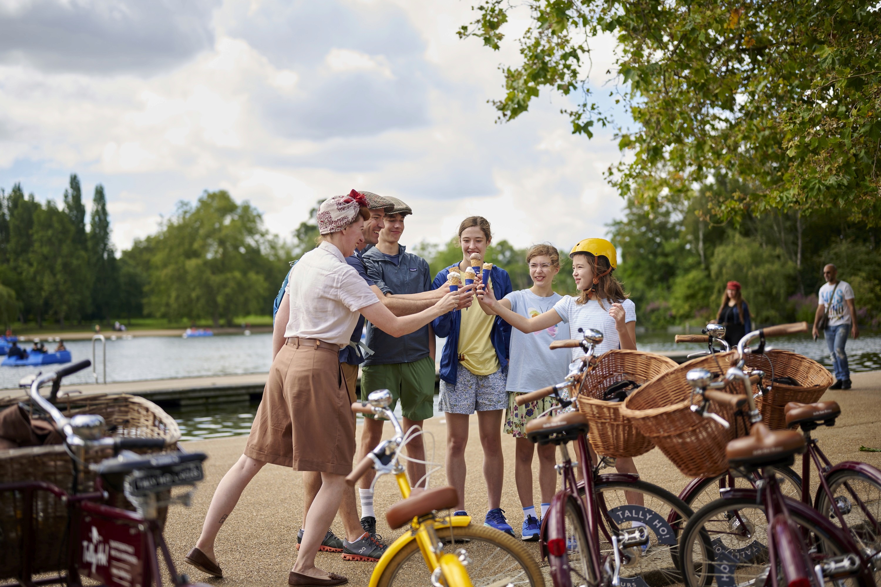 A family enjoys an ice cream break on a London bike tour. 