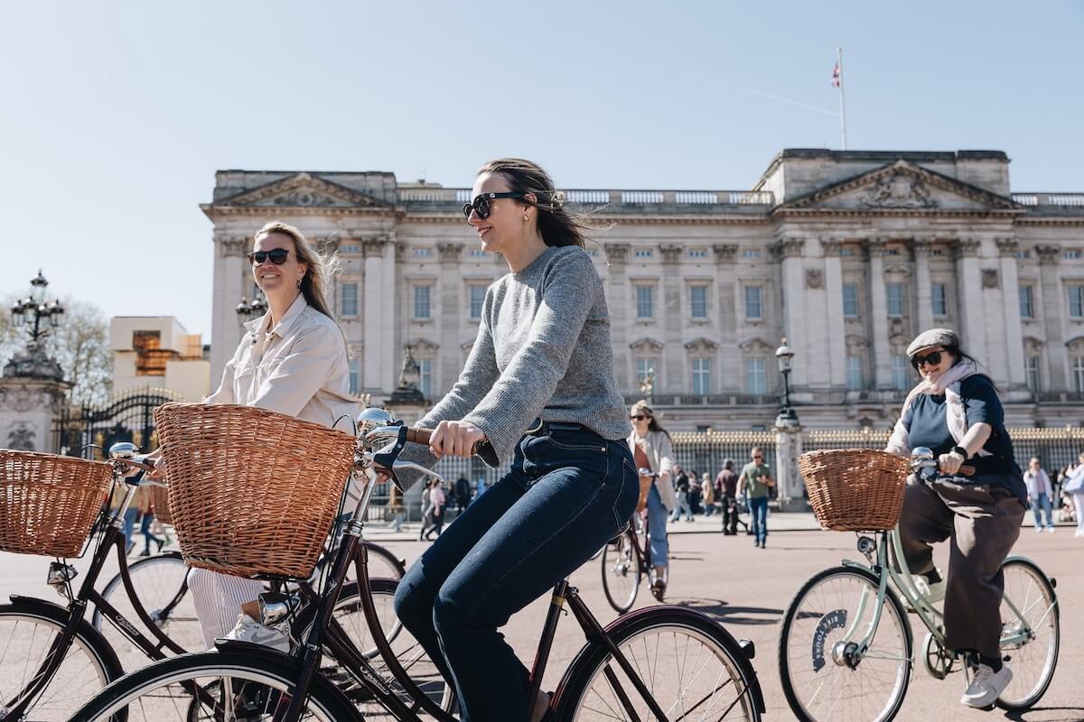 Girls on a Guided London bike tour with vintage bicycles exploring iconic landmarks, perfect for travellers seeking a unique cycle experience
