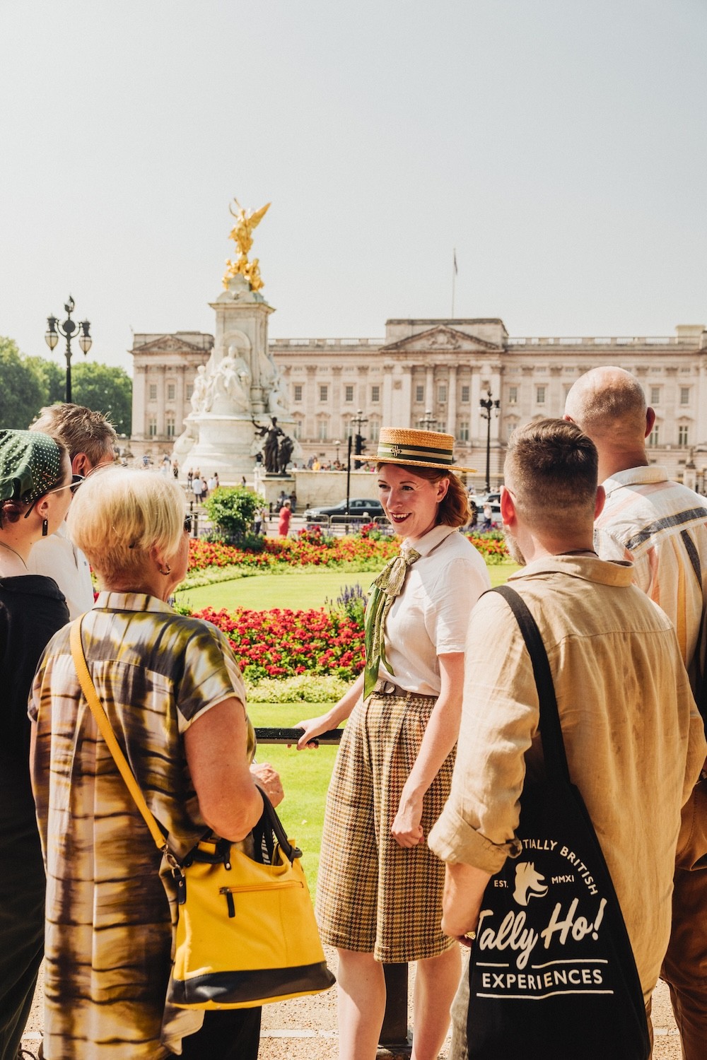 A group of tourists in front of Buckingham Palace. 