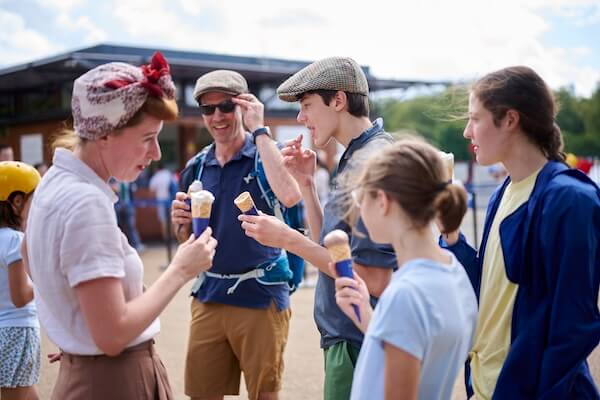 Give voucher ideas for impossible-to-shop-for dads. Explore London with the kids 